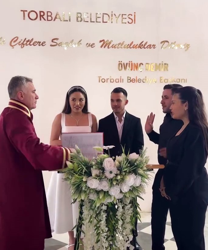 İzmir Torbalı’da Nikah Töreninde Şaka Krizi: Memurun Sürpriz Karşı Şakası Kahkahalara Neden Oldu