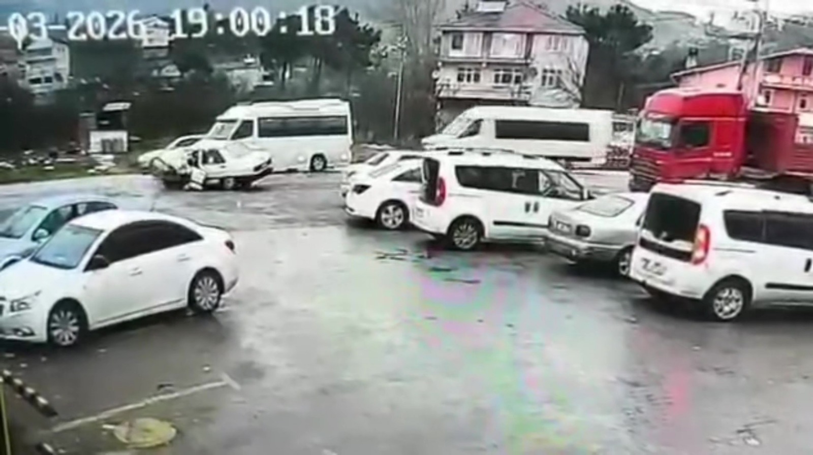 Zonguldak’ta İşçi Servisi ile Otomobil Çarpıştı: 6 Yaralı