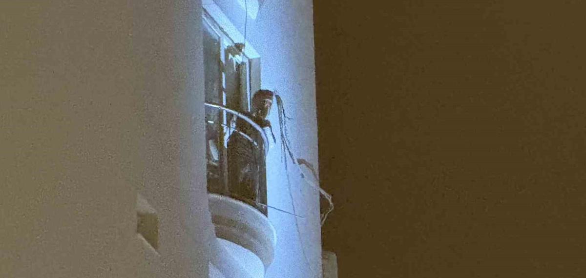 Adana’da Bir Genç Elindeki Kolonya Şişesiyle Dehşet Saçtı: “Kendimi ve Evi Yakacağım”