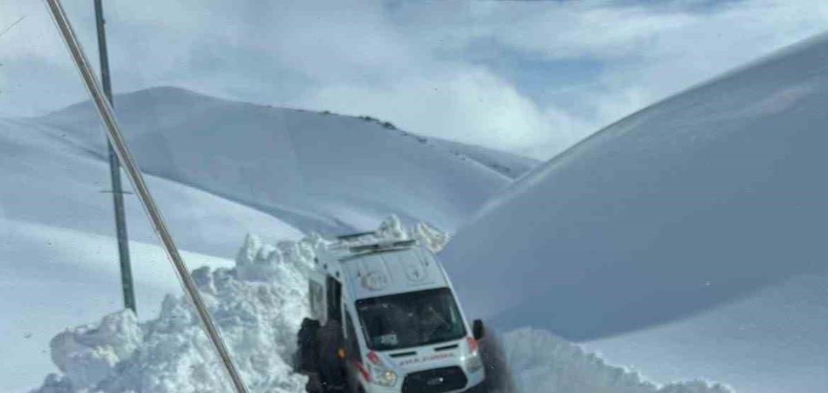 Ağrı’da 2 Metrelik Karda Zamanla Yarış: Mahsur Kalan Hasta Kurtarıldı