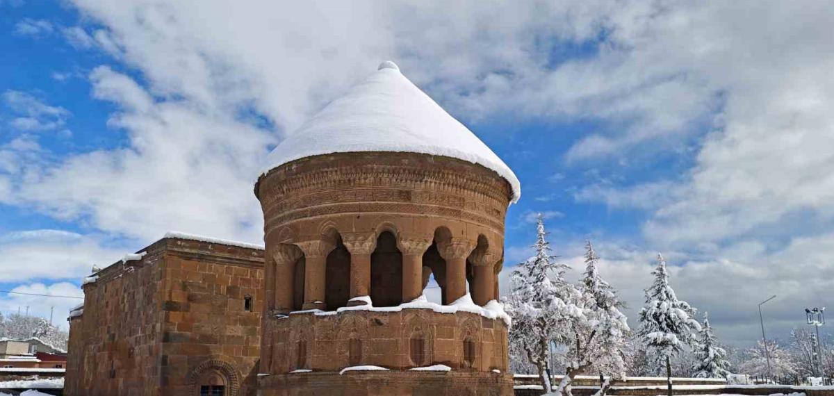 Ahlat’ta Tarih Beyaza Büründü