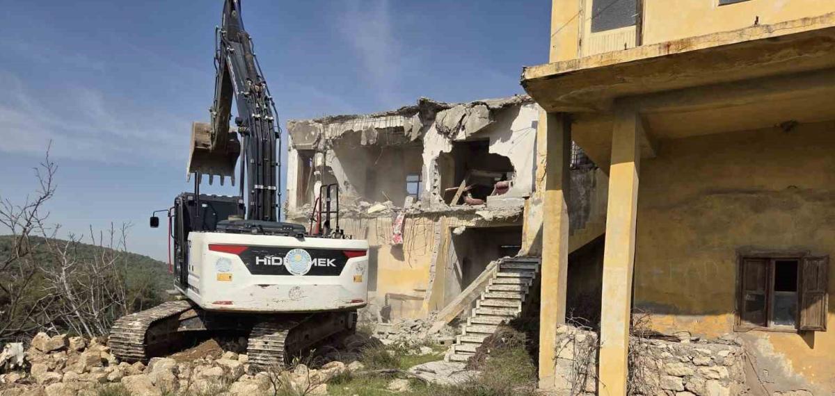 Akdeniz’de Metruk Binalar Bir Bir Yıkılıyor