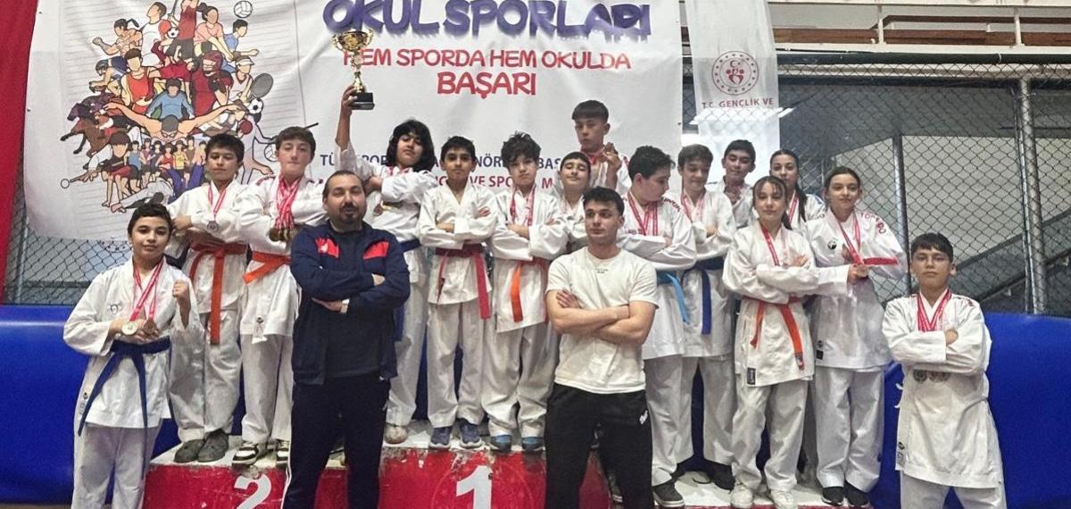 Alaşehirli Karatecilerden 67 Madalyalık Büyük Başarı