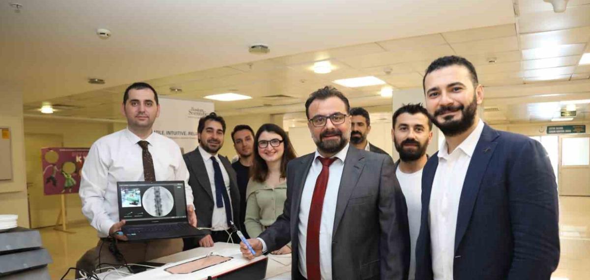 Algoloji Uzmanları İzmir’de Buluştu; Ağrı Pili Uygulamasını Akıllı Gözlükle Anlık Olarak İzledi