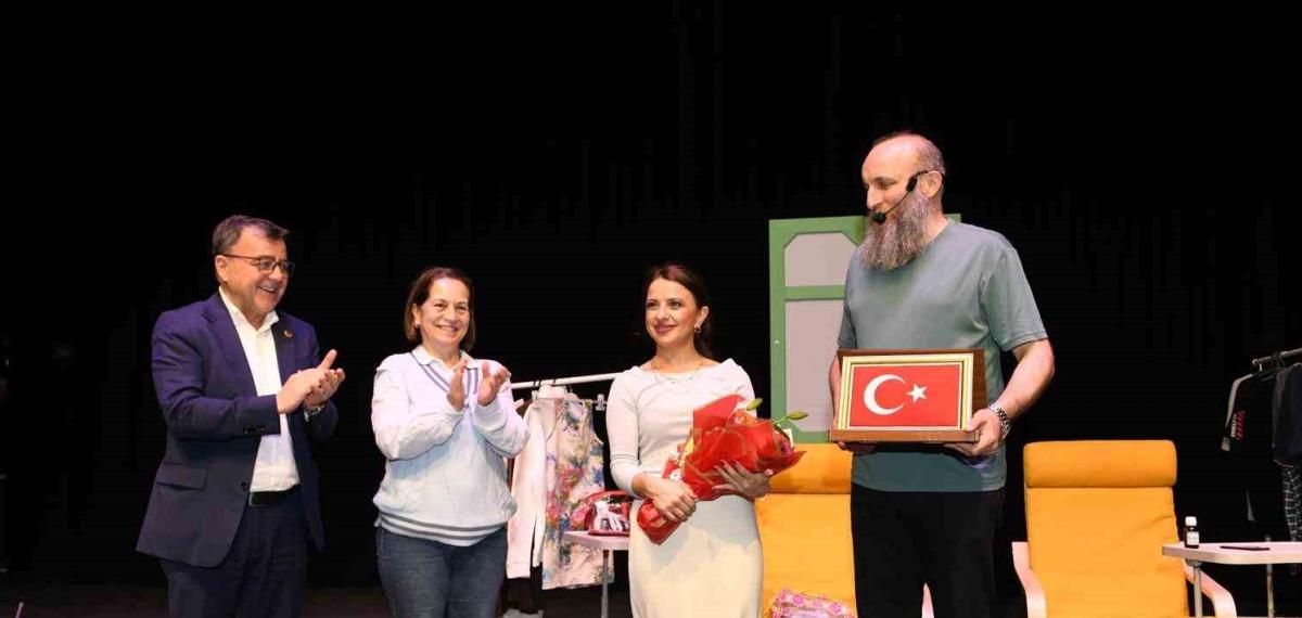 Altıeylül’de Tiyatro Dolu Gece