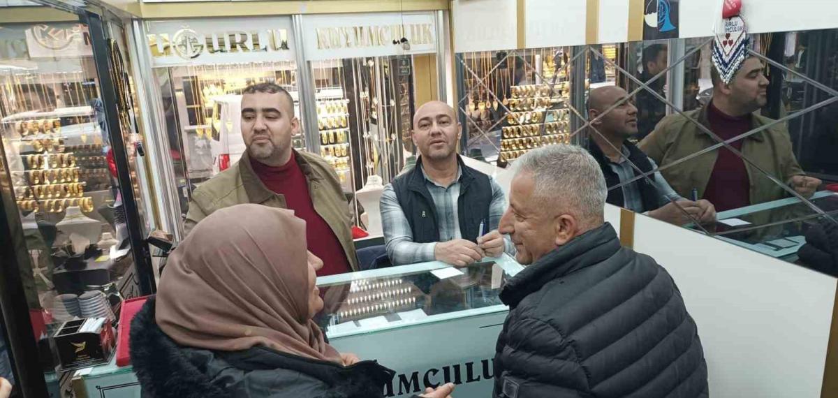 Altın Fiyatları Düştü, Vatandaş Kuyumculara Akın Etti
