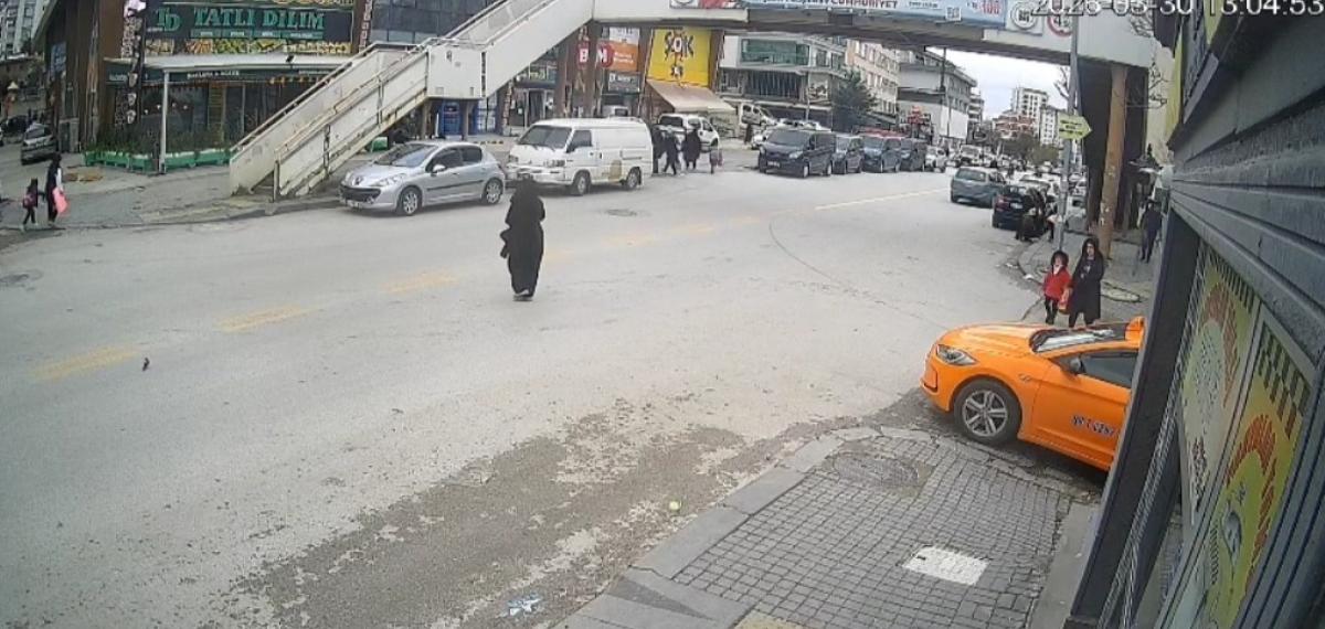 Ankara’da Yolun Karşısına Geçmeye Çalıştığı Sırada Otomobil Çarpan Çocuk Ağır Yaralandı
