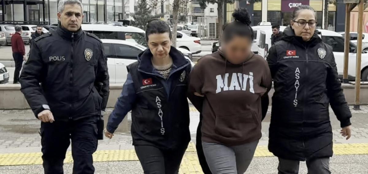 Annesinin Sevgilisini Bıçaklayan Genç ve Polise Tokat Atan Annesi Adliyede
