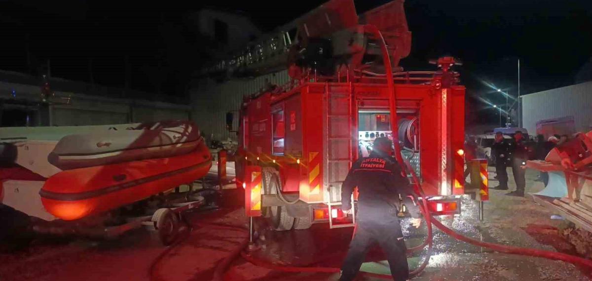 Antalya’da Tekne İmalathanesinde Yangın