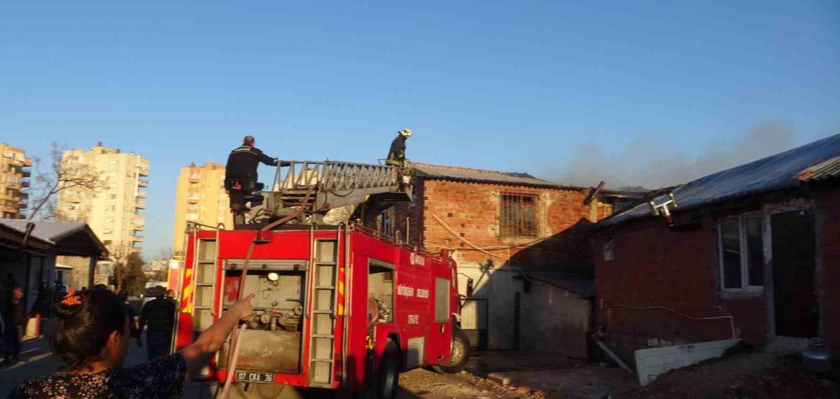 Antalya’da Yaşlı Çiftin Evi Alevlere Teslim Oldu