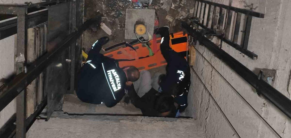 Arızalanan Asansörü Kontrol Etmek İsterken Asansör Boşluğuna Düştü