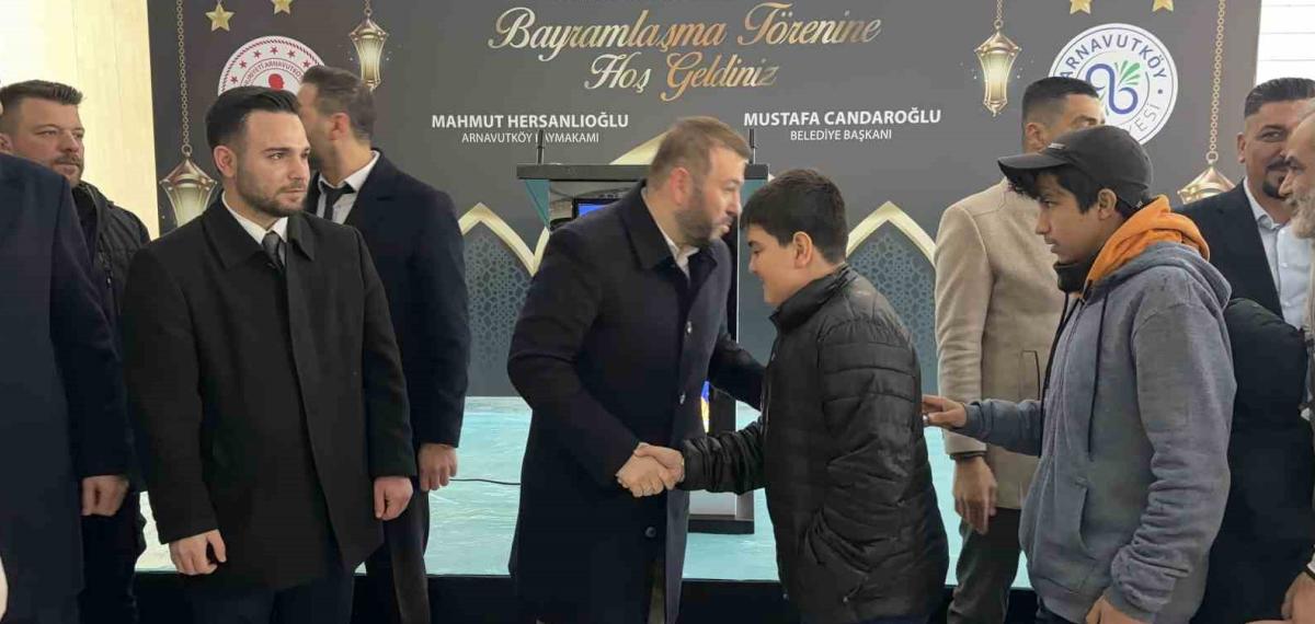 Arnavutköy’de Bayram Namazı Sonrası İlçe Protokolü Vatandaşlarla Bayramlaştı