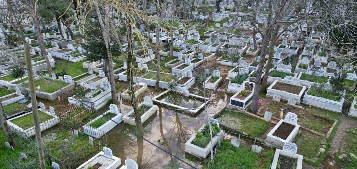 Arnavutköy’de Mezarlık Sular Altında Kaldı