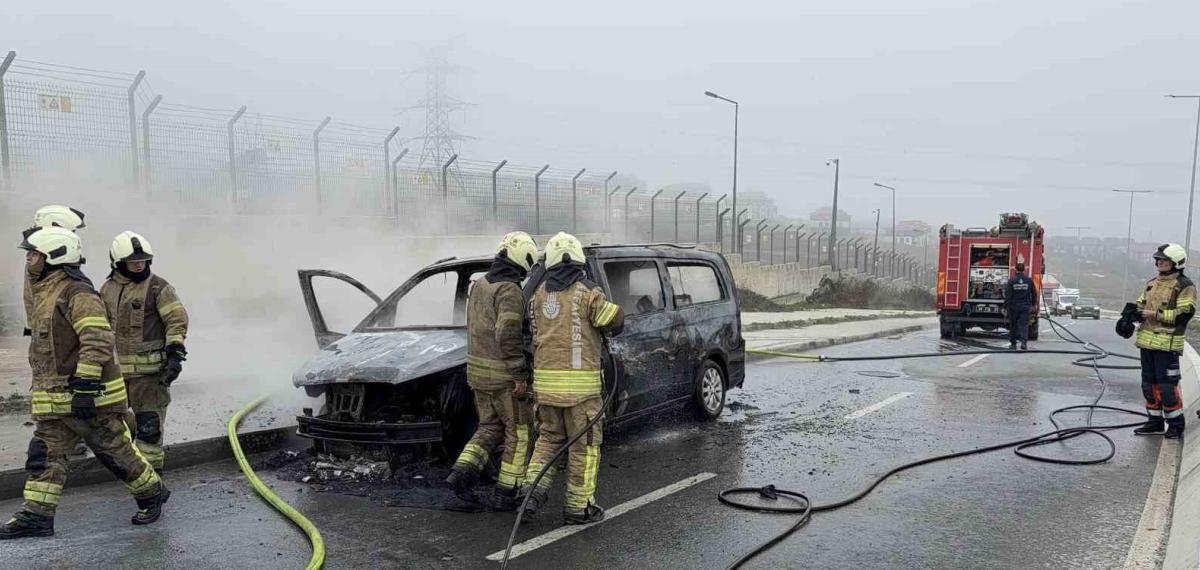 Arnavutköy’de Seyir Halindeki Vıp  Taksi  Alev Alev Yandı
