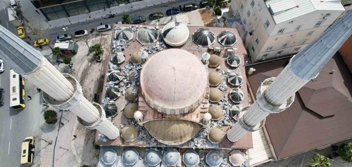 Arnavutköy’ün Simgesi 46 Yıllık Merkez Camii Yıkılıyor