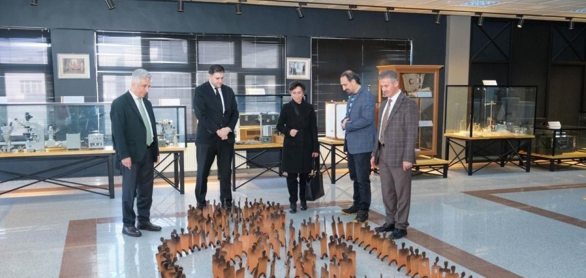 Atatürk Üniversitesi Araştırma Hastanesi Müzesi’nde Anlamlı Sergi: “Maske, Mesafe, Temizlik”