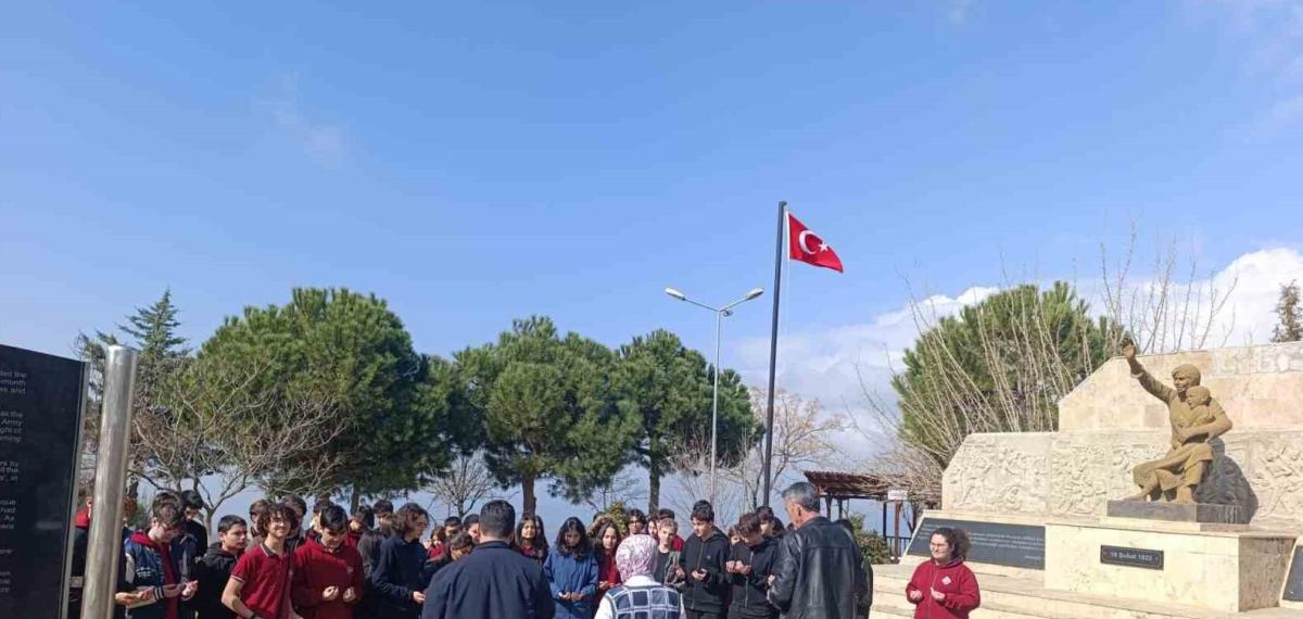 Aydın’da Öğrenciler Şehitleri Andı