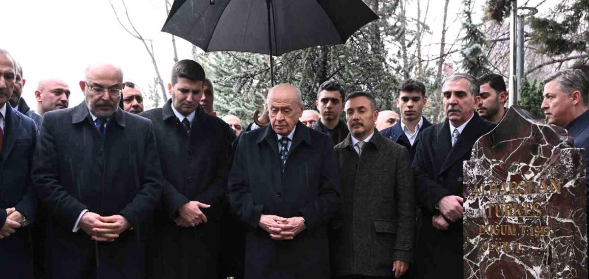 Bahçeli, Merhum Türkeş’in Kabrini Ziyaret Etti