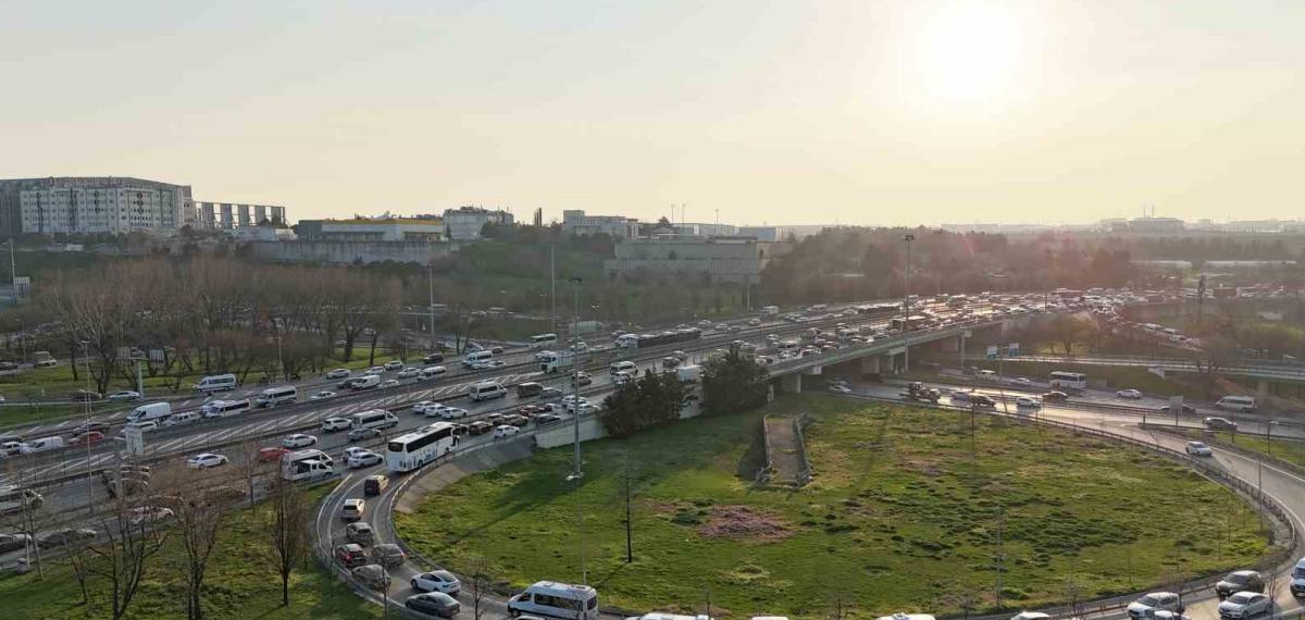 Bahçelievler Çobançeşme Kavşağı’ndaki Trafiğe Vatandaşlardan Tepki