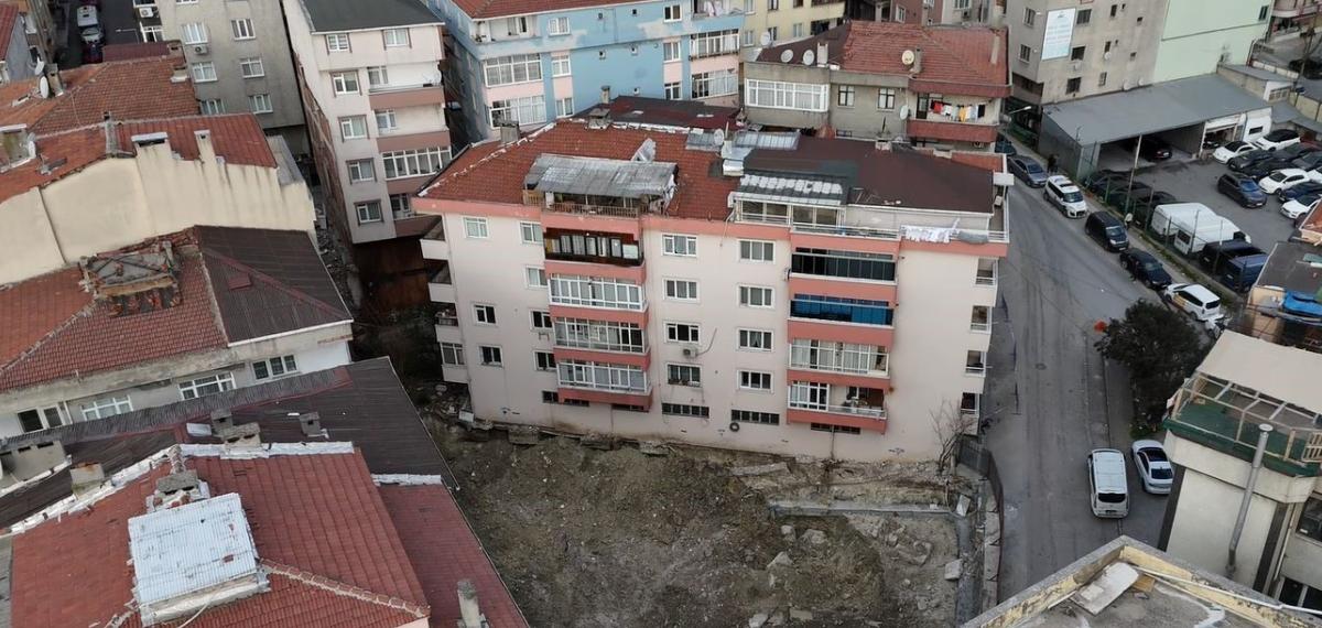 Bahçelievler’de Temeli Kayan Bina Havadan Görüntülendi