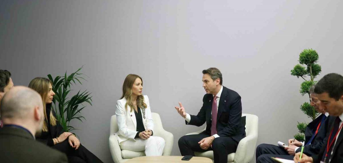 Bakan Bayraktar, Paris’te İkili Görüşmeler Gerçekleştirdi