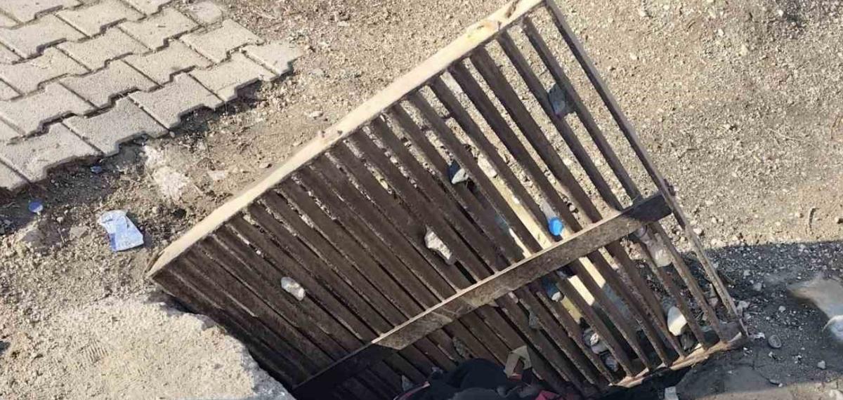 Bastığı Gider Mazgalı Kayan Kız Öğrenci, 1 Buçuk Metrelik Çukura Düştü