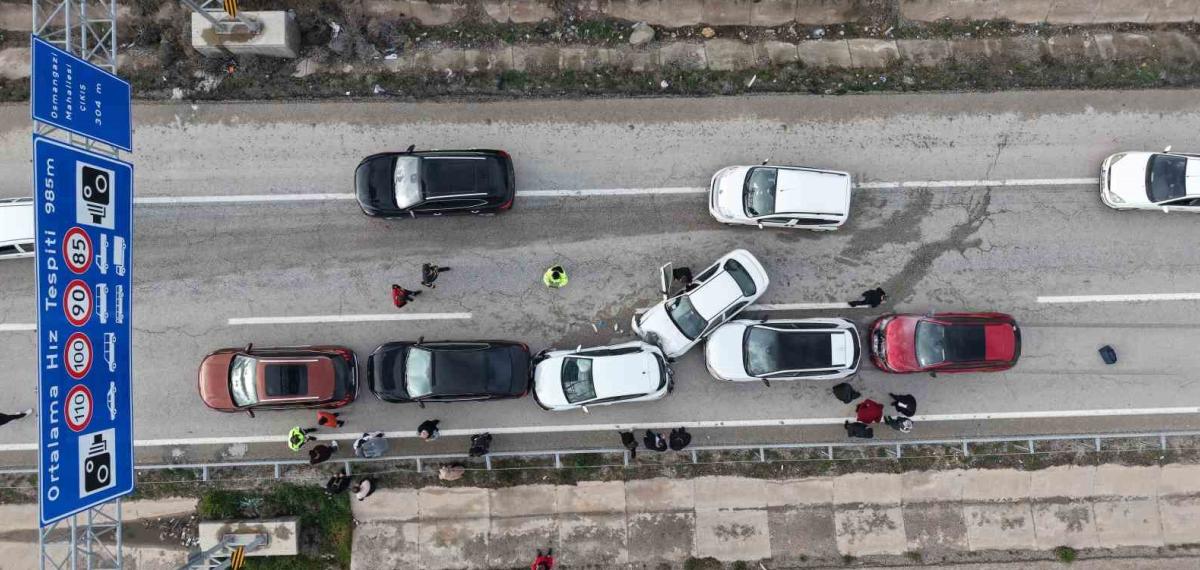 Bayram Dönüşü Zincirleme Kaza: Anne ve İki Çocuğu Yaralandı