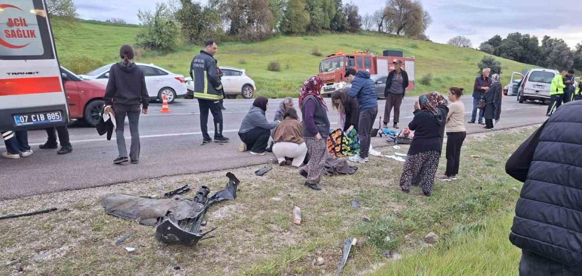 Bayram Yolunda Feci Kaza: Otomobiller Kafa Kafaya Çarpıştı, 7 Kişi Yaralandı