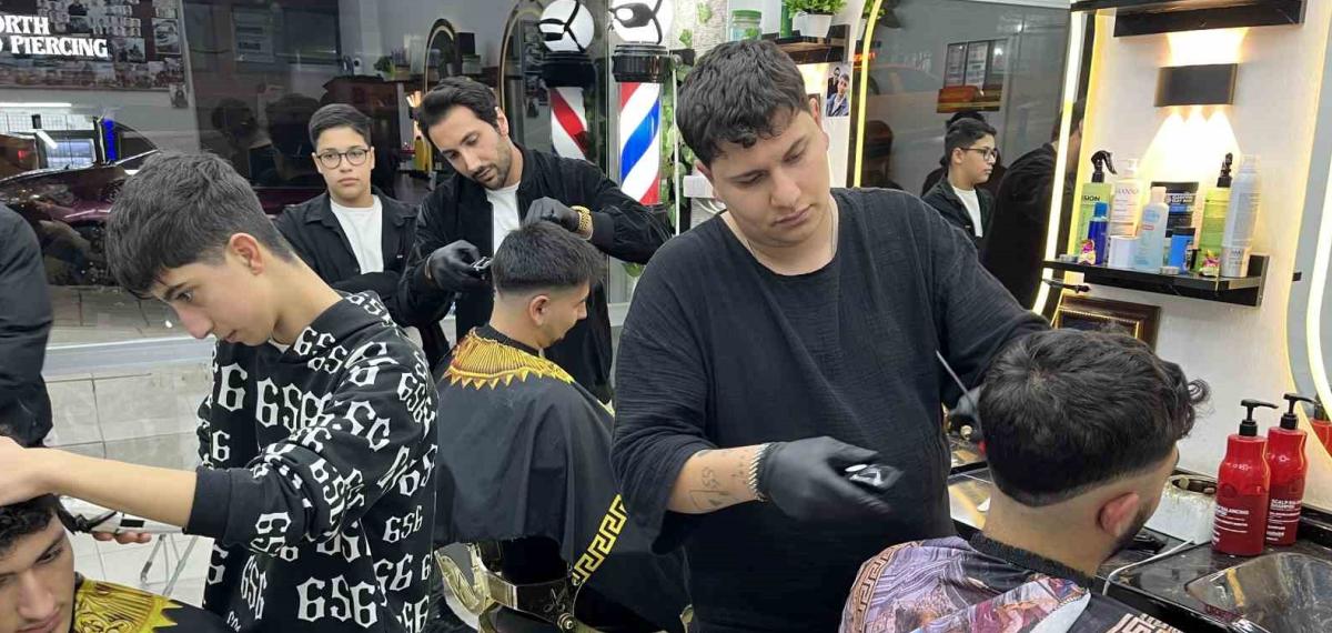 Berberler Bayram Tıraşı İçin 24 Saat Mesai Yapıyor