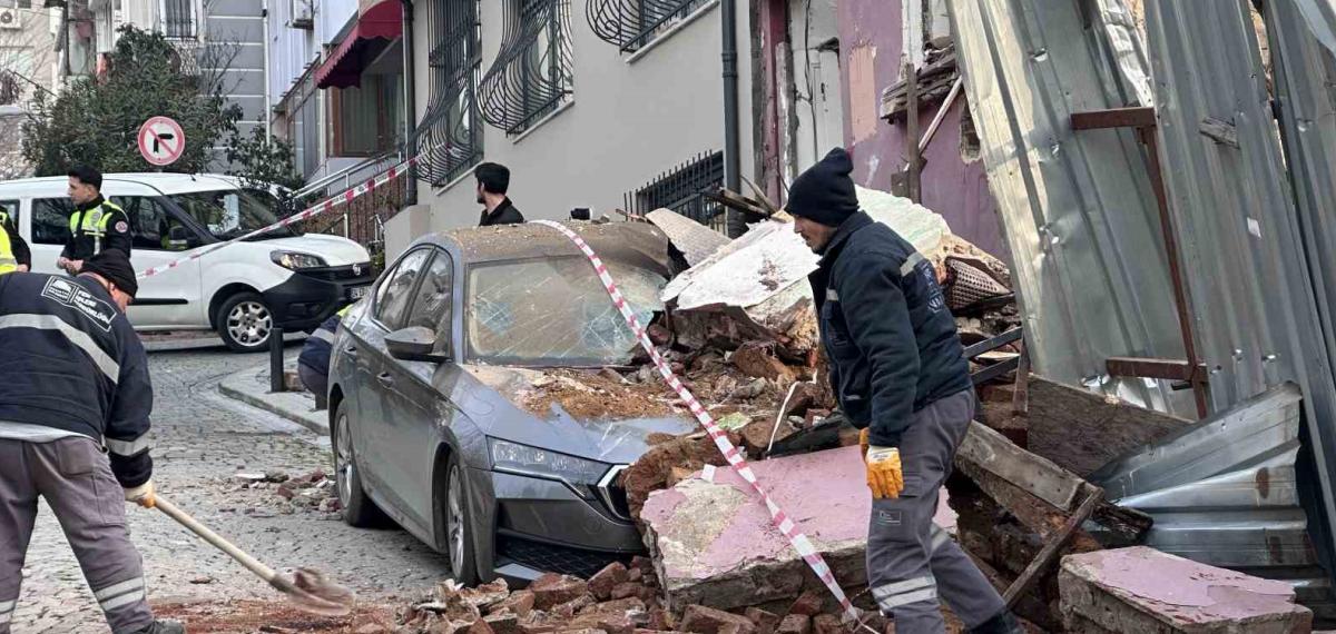 Beşiktaş’ta Metruk Bina Park Halindeki Aracın Üzerine Çöktü
