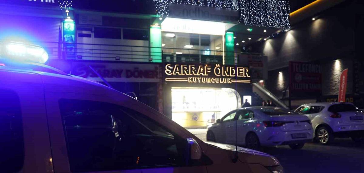 Biber Gazıyla Kuyumcuya Giren Maskeli 3 Kişi, İmitasyon Bilezikleri Çaldı