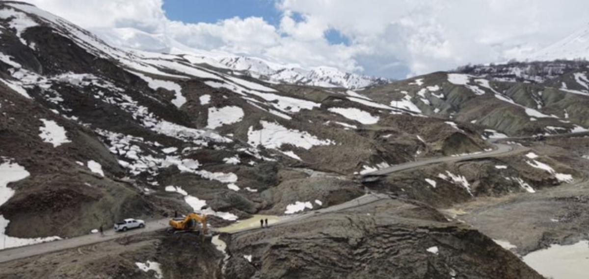 Bingöl’de Heyelan Sonucu Çöken ve Kayan Yolda Çalışmalar Başladı