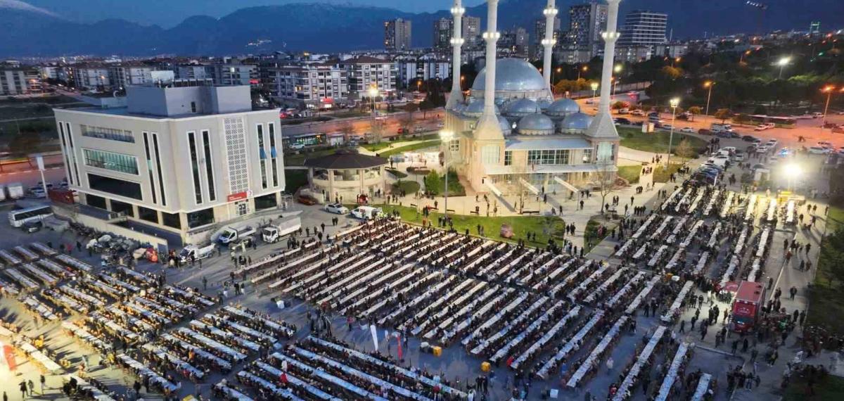 Binlerce Kişi Merkezefendi Belediyesinin Gönül Sofrasında Buluştu