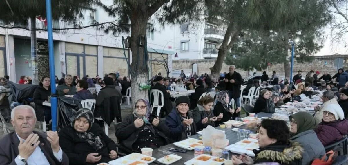 Burhaniye’de İki Mahallenin İftarı Yüzlerce Vatandaşı Buluşturdu