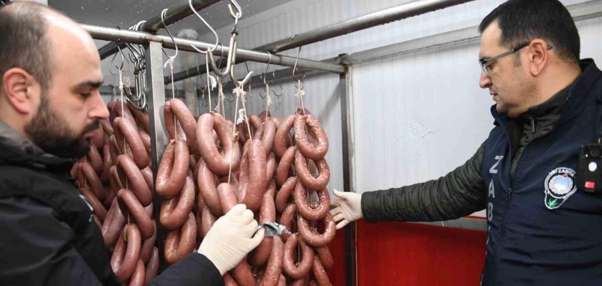 Bursa’da 700 Kilo Bozuk Sucuk Piyasaya Sürülmeden İmha Edildi