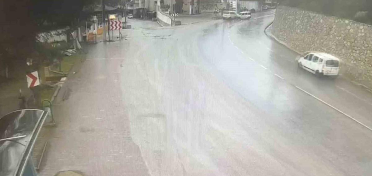 Bursa’da Bayram Arifesinde Feci Kaza Kamerada: 7 Yaralı