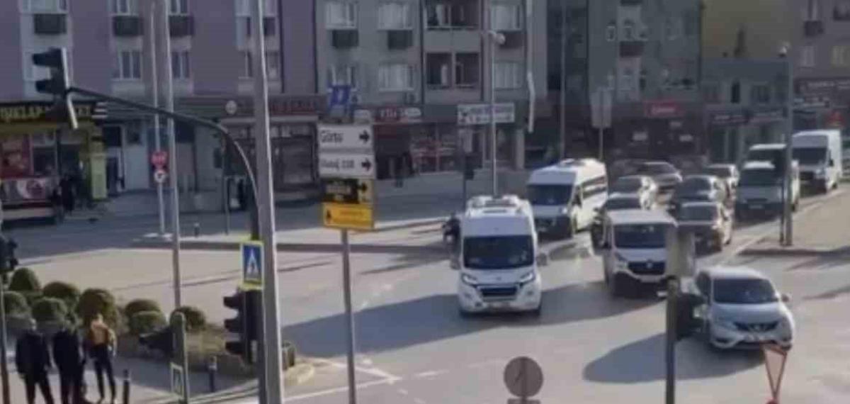 Bursa’da Kaçan Boğa Trafiği Karıştırdı, Ankara Yolunda Metrelerce Koştu