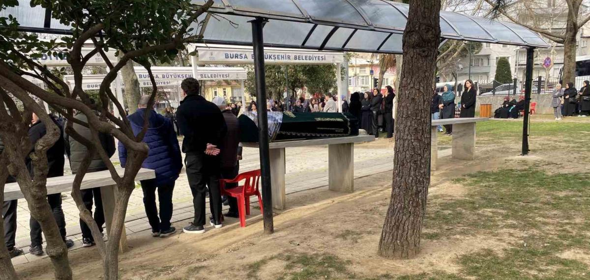 Bursa’daki Silahlı Saldırıda Ölen Güzellik Uzmanı Kadın Toprağa Verildi