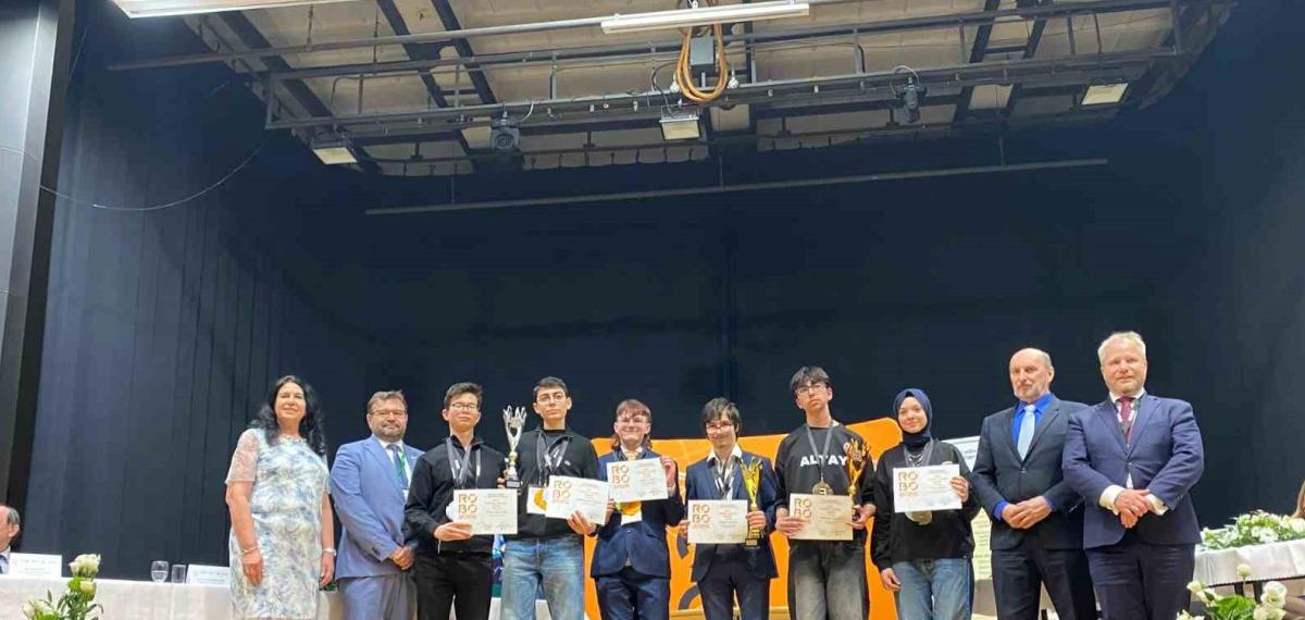 Bursalı Öğrencilerden Çekya’da Robotik Başarısı