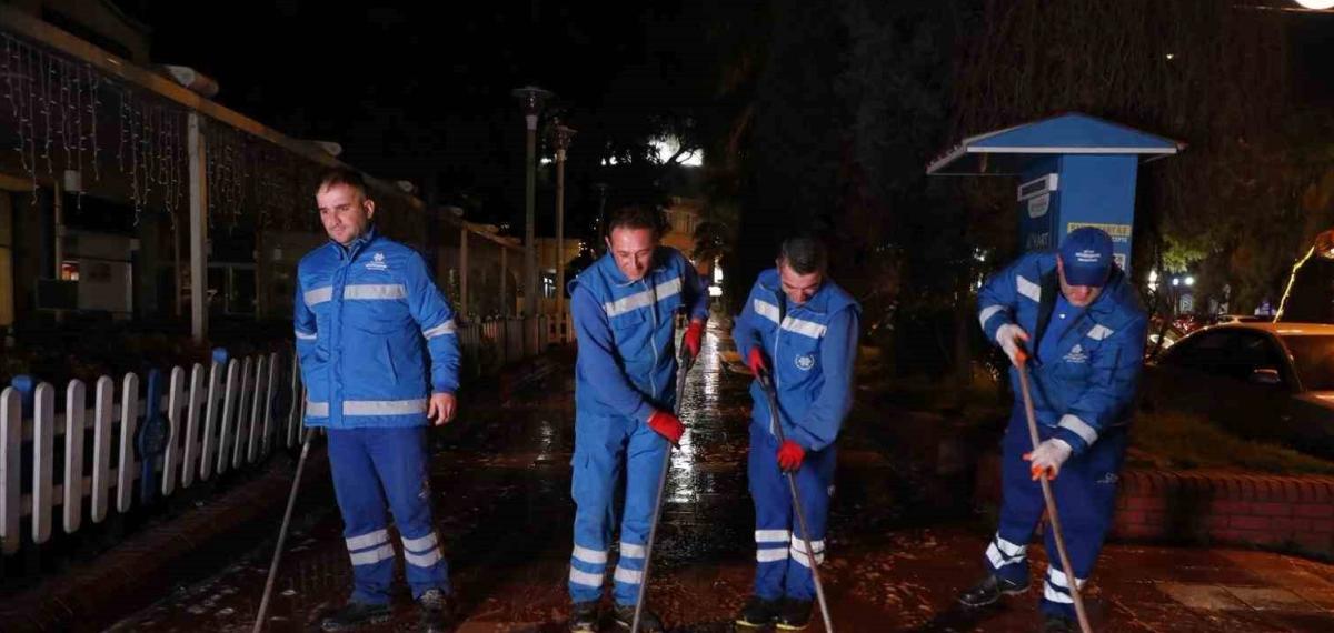Büyükşehir Ekipleri Gece Boyunca Temizlik Çalışması Gerçekleştirdi