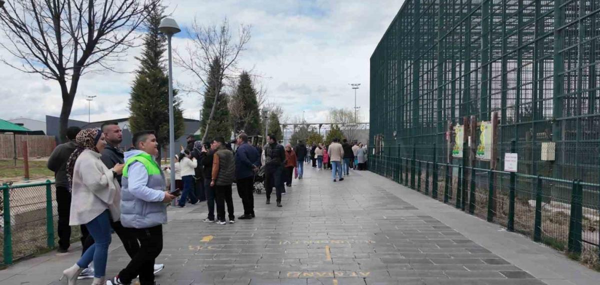Büyükşehirin Hayvanat Bahçesinde Bayram Yoğunluğu: 40 Bin Ziyaretçi