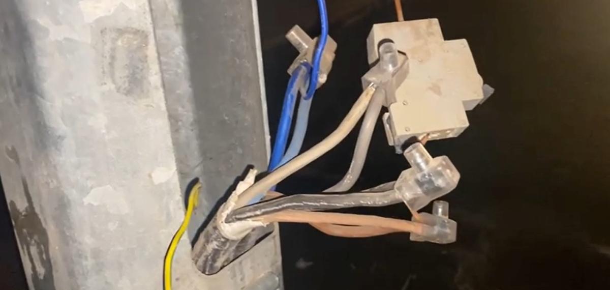 Cadde ve Sokak Aydınlatmaları İçin Kurulan Direklerden Evlere Kaçak Elektrik Hattı Çektiler