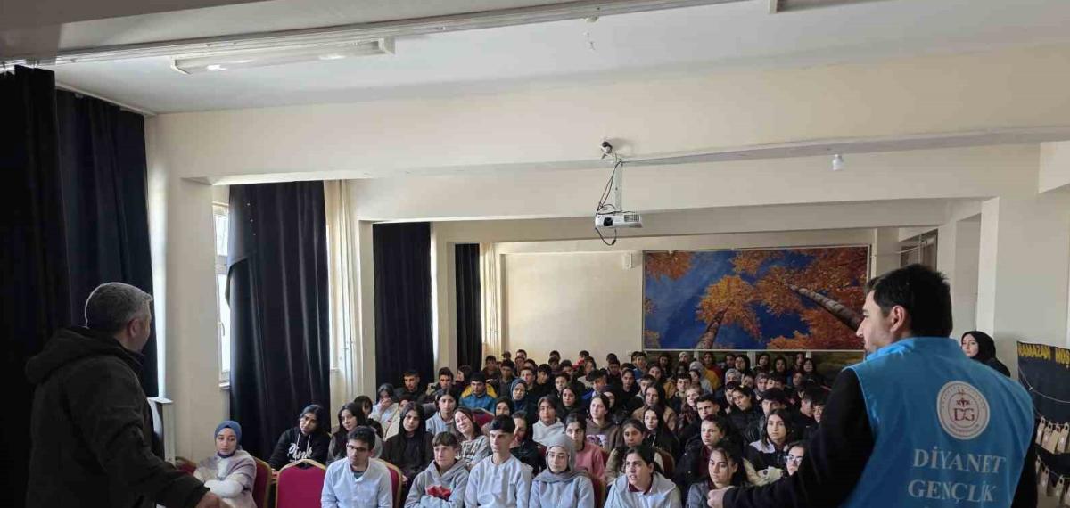 Çaldıran’da Gençlik Huzura Koşuyor: Kitaplar Müftülükten Gayret Gençlerden