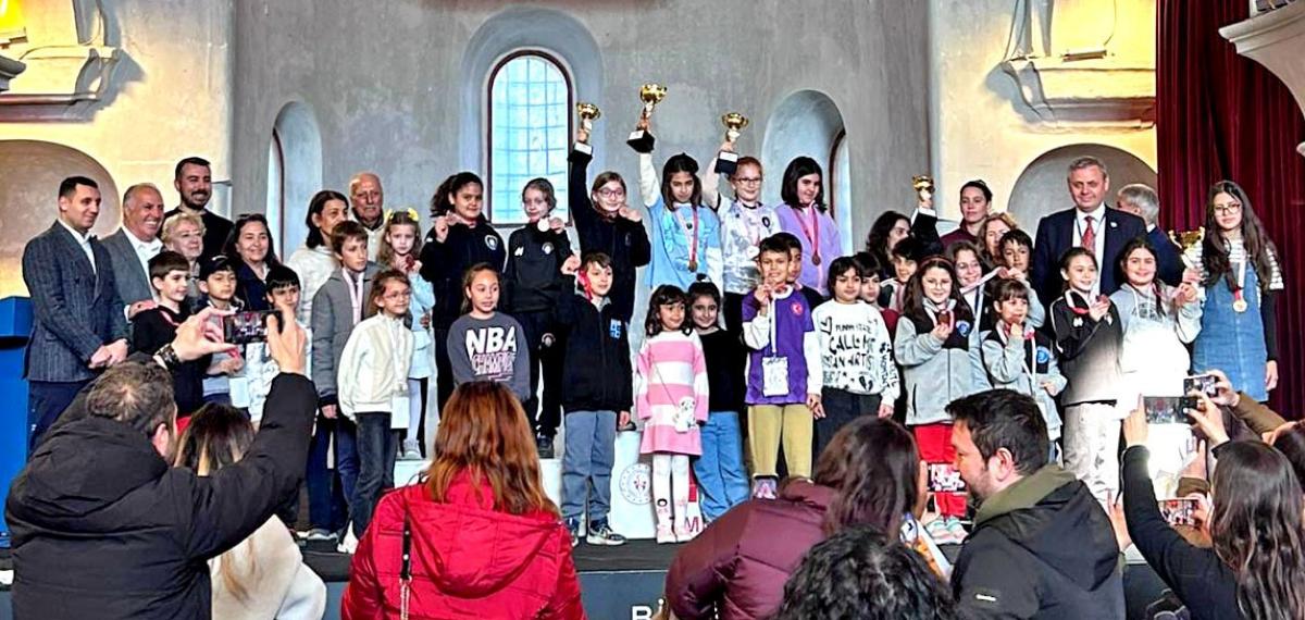 Çeşme’de Dünya Kadınlar Günü’ne Özel Satranç Turnuvası