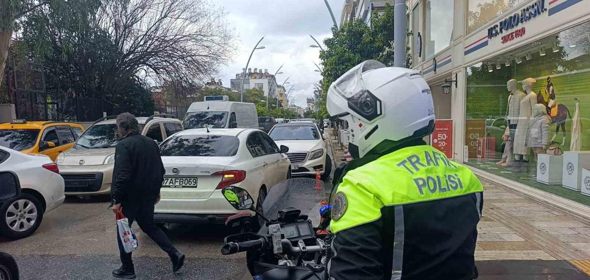 Ceza Yazılacağını Bile Bile Yasaklı Alanlara Park Ediyorlar