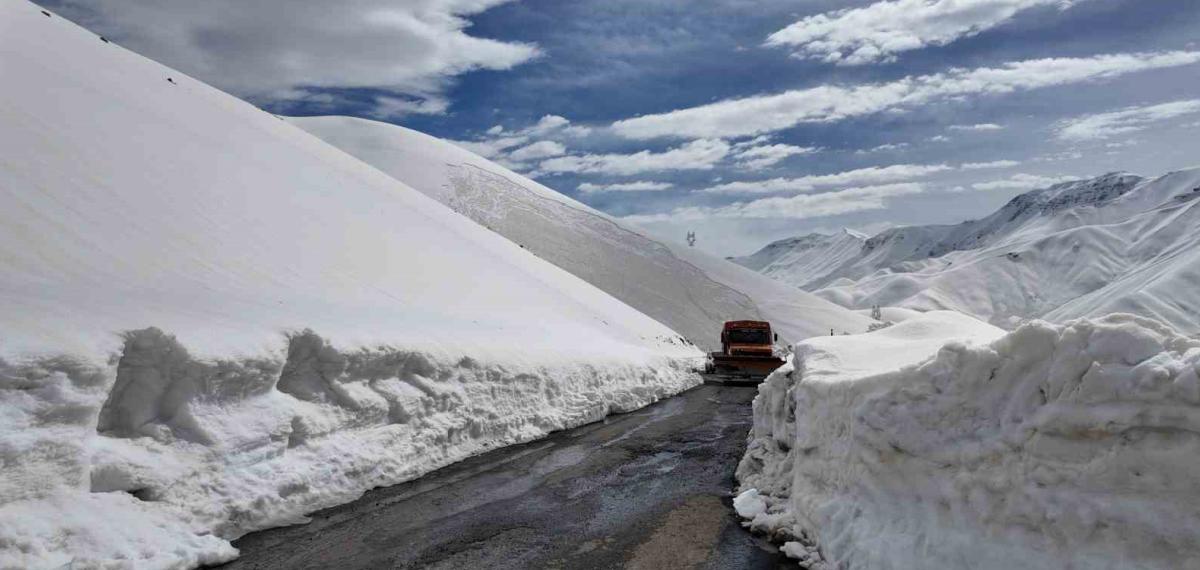 Çığ Düşen Yolu Açma Çalışmaları Başlatıldı