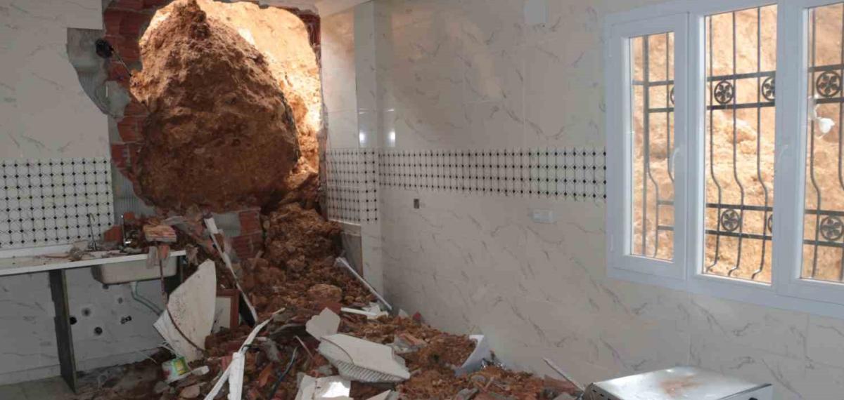 Cizre’de Sağanak Yağış Heyelana Neden Oldu, Dev Kayalar Evi Yıktı