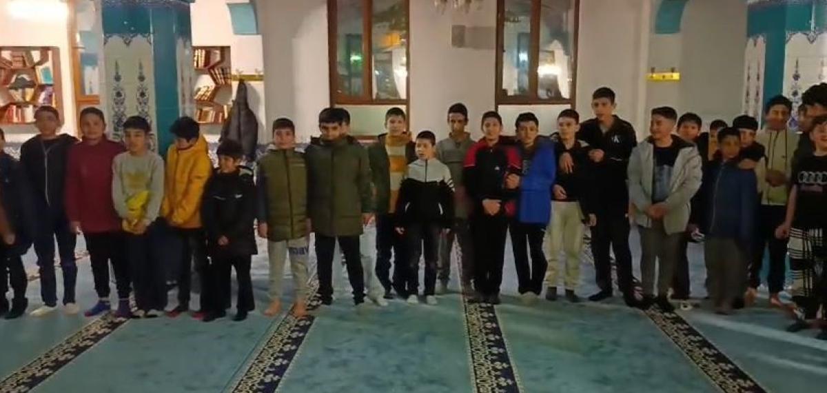 Çocuklar Camide “Kabe’de Hacılar Hu Der Allah” İlahisini Seslendirdi