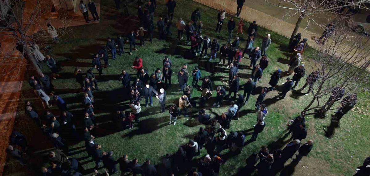 Davul ve Klarnet Eşliğinde Geleneksel Sahur Halayı Onlarca Kişiyi Buluşturdu