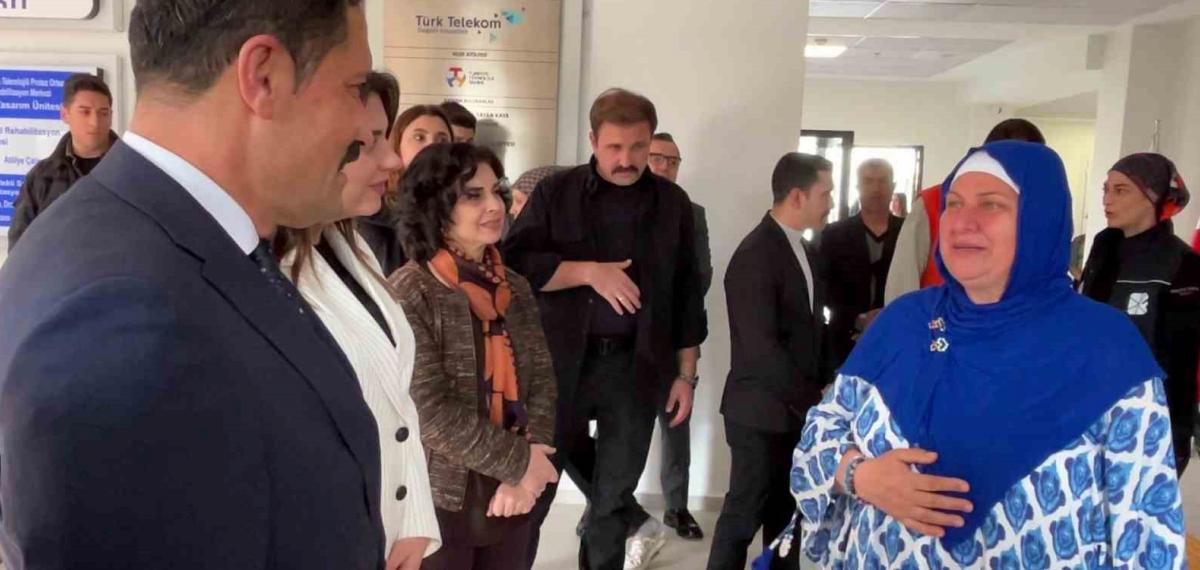 Deprem Enkazından 4.Günde Kurtarılan Kadın, 2 Gün Önce Anahtarını Teslim Aldığı Yeni Yuvası İçin Göz Yaşları İçerisinde Devlete Teşekkür Etti